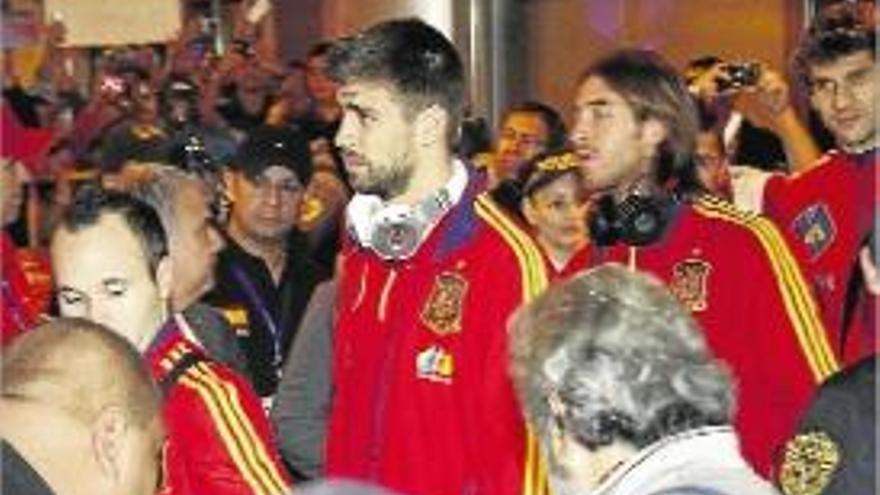 Iniesta, Piqué i Ramos en el moment de desembarcar a San José.