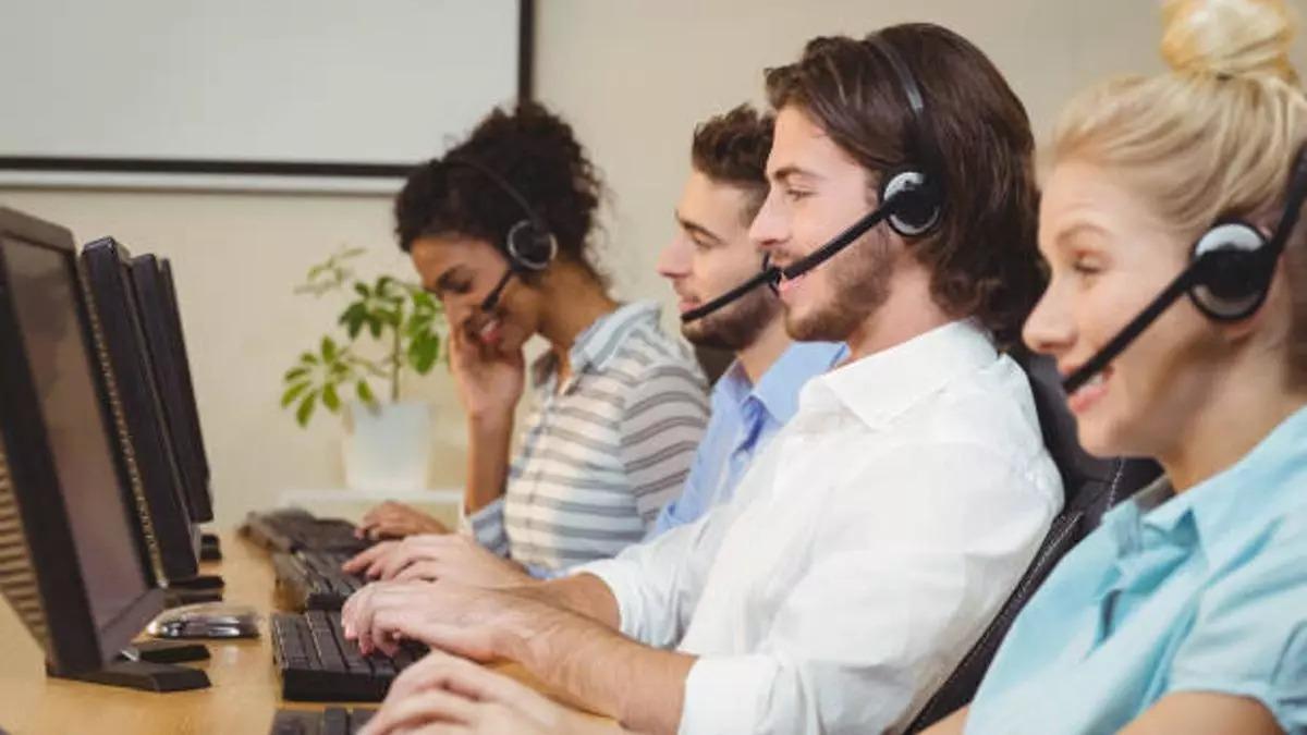 Trabajadores y trabajadoras en un call center.