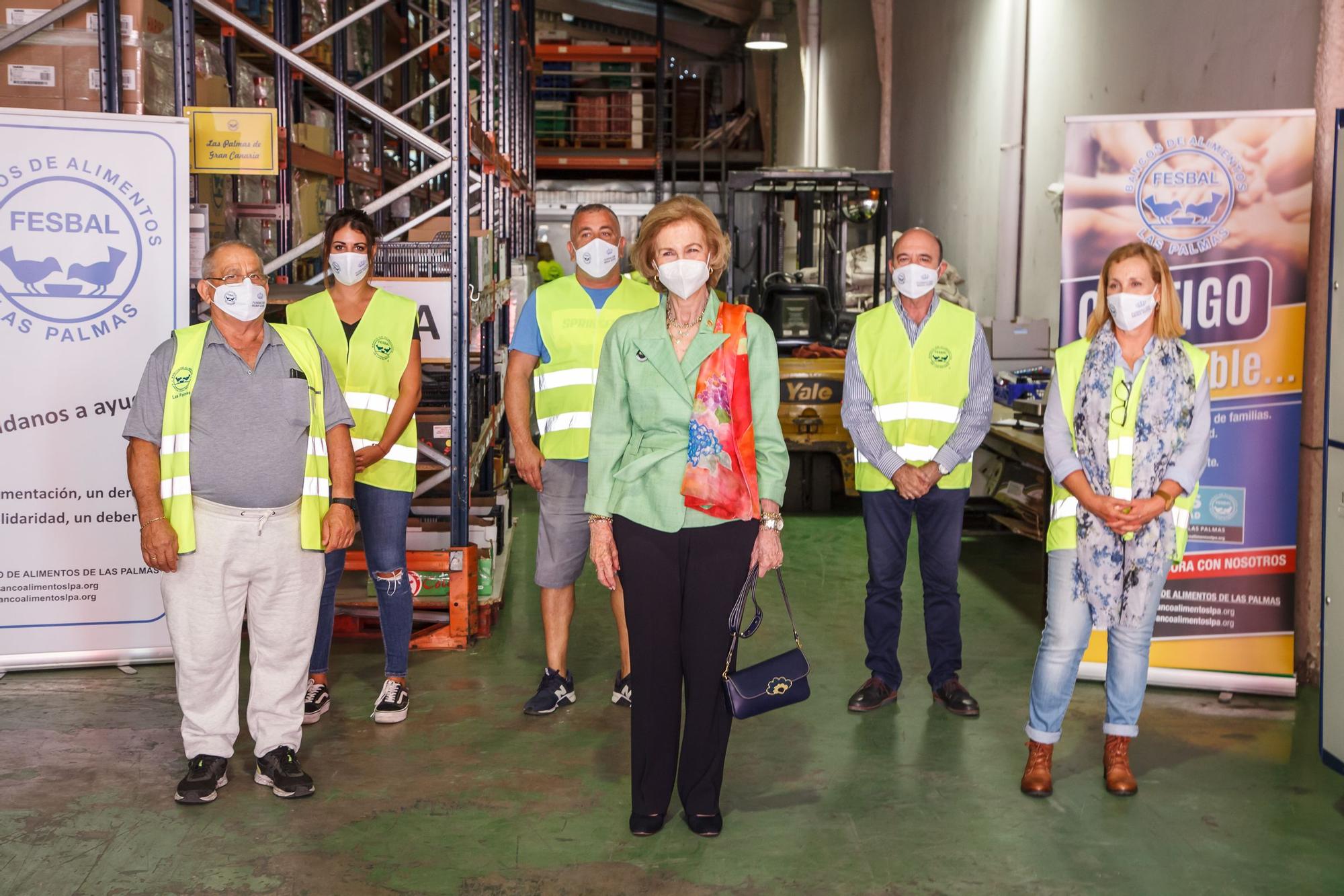 La Reina Sofía conoce el trabajo del Banco de Alimentos de Las Palmas de Gran Canaria