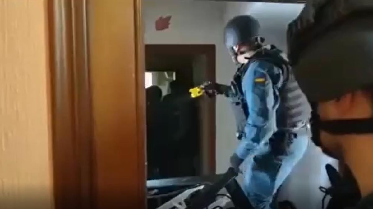 La Guardia Civil entra en la vivienda del hombre atrincherado en Arteixo.