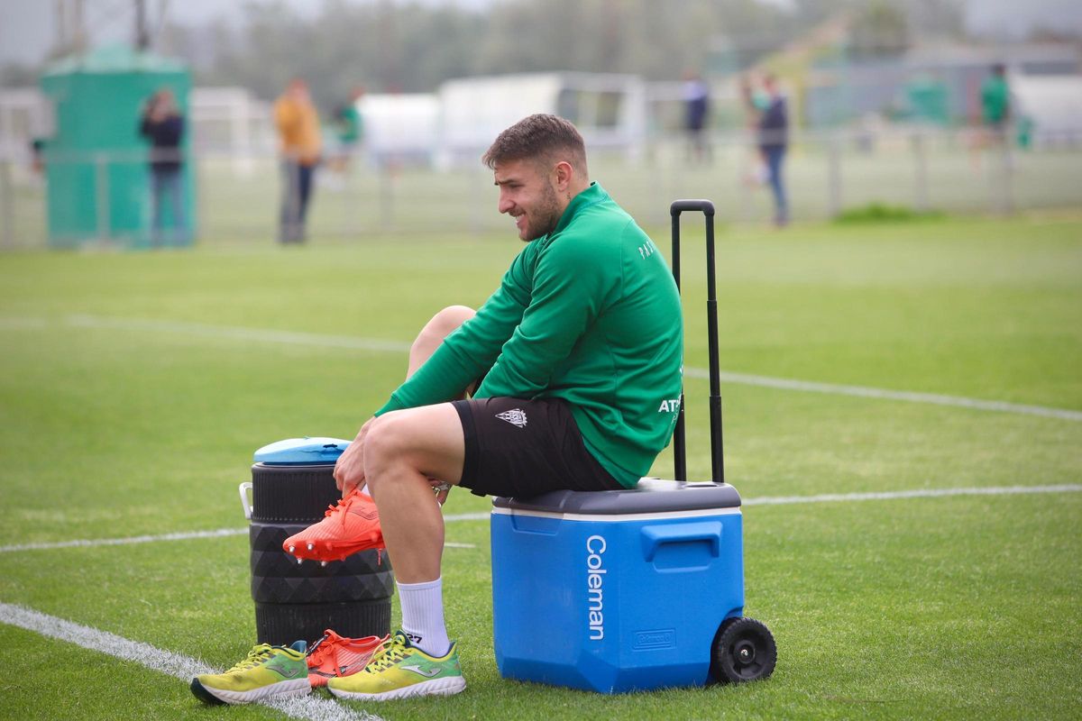 Antonio Casas se calza las botas durante un entrenamiento de esta semana.