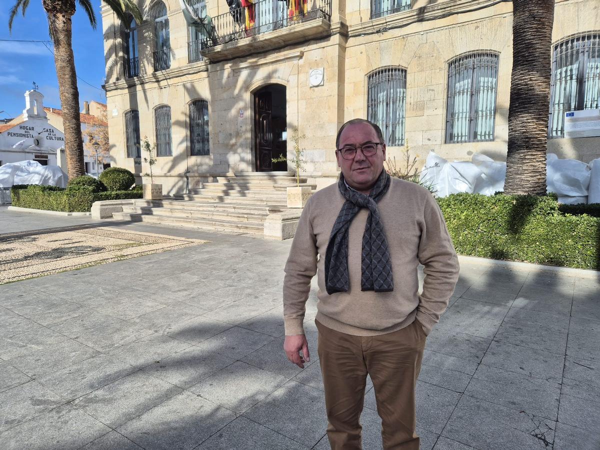 Francisco Luis Fernández, ante el Ayuntamiento de Belalcázar.