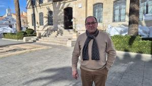Francisco Luis Fernández, ante el Ayuntamiento de Belalcázar.