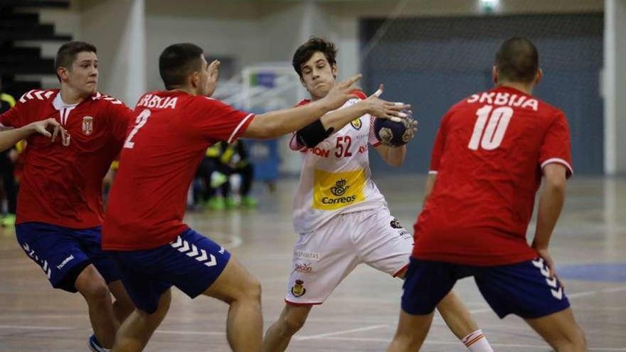 Salgado se dispone a hacer un lanzamiento ante Branko y Mirko en el partido de ayer.