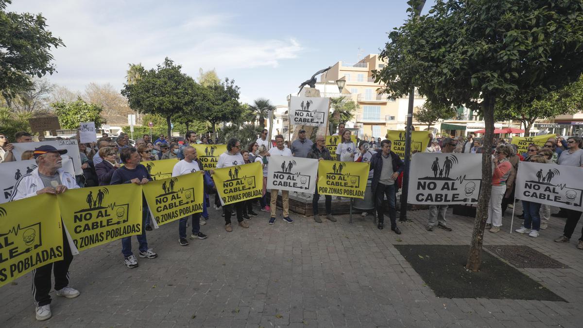 Una manifestación en Alcúdia clama contra el segundo cable eléctrico