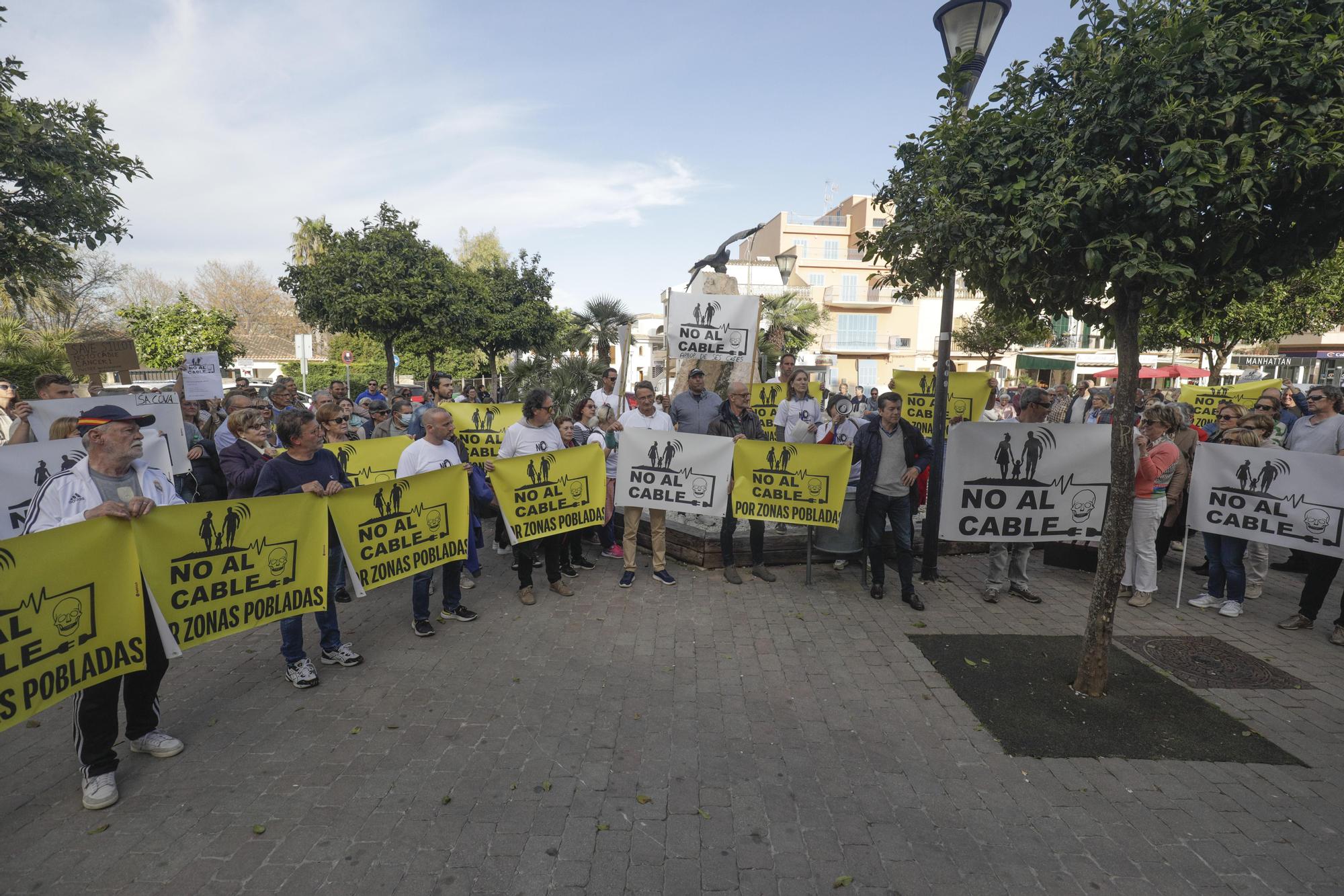 Una manifestación en Alcúdia clama contra el segundo cable eléctrico