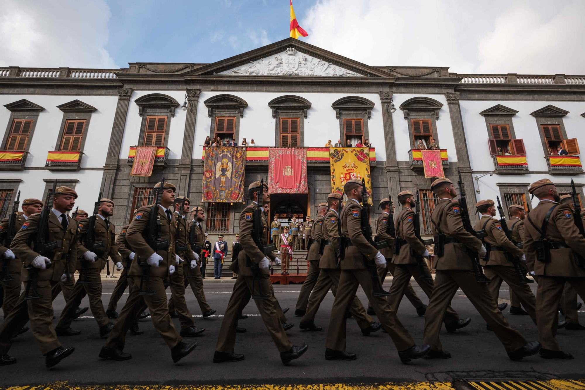Desfile de tropas con motivo de la Pascua Militar en la plaza Weyler