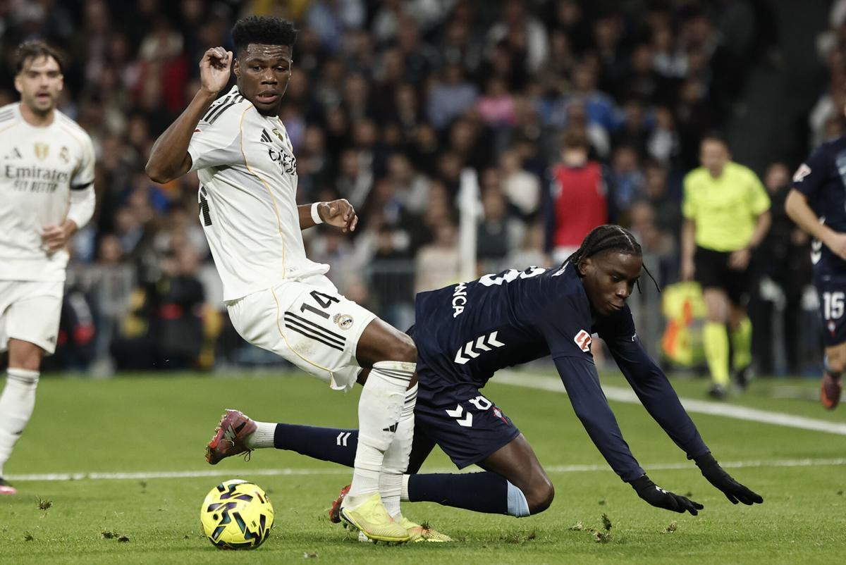 MADRID, 07/12/2025.- El centrocampista del Celta Moriba Kourouma (d) cae ante Aurélien Tchouaméni, del Real Madrid, durante el partido de LaLiga de fútbol que Real Madrid y Celta de Vigo disputan este domingo en el estadio Santiago Bernabéu. EFE/Sergio Pérez