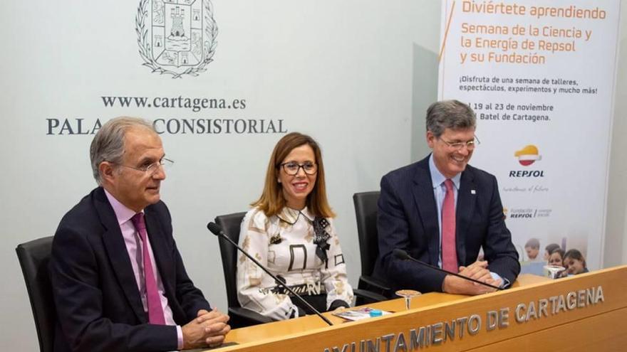 El Ayuntamiento y Repsol acercan a los jóvenes los últimos avances científicos