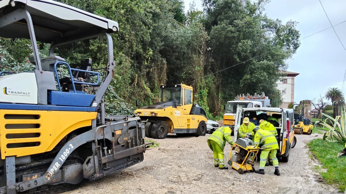 Llanes habilita reductores de velocidad y una acera en Pendueles