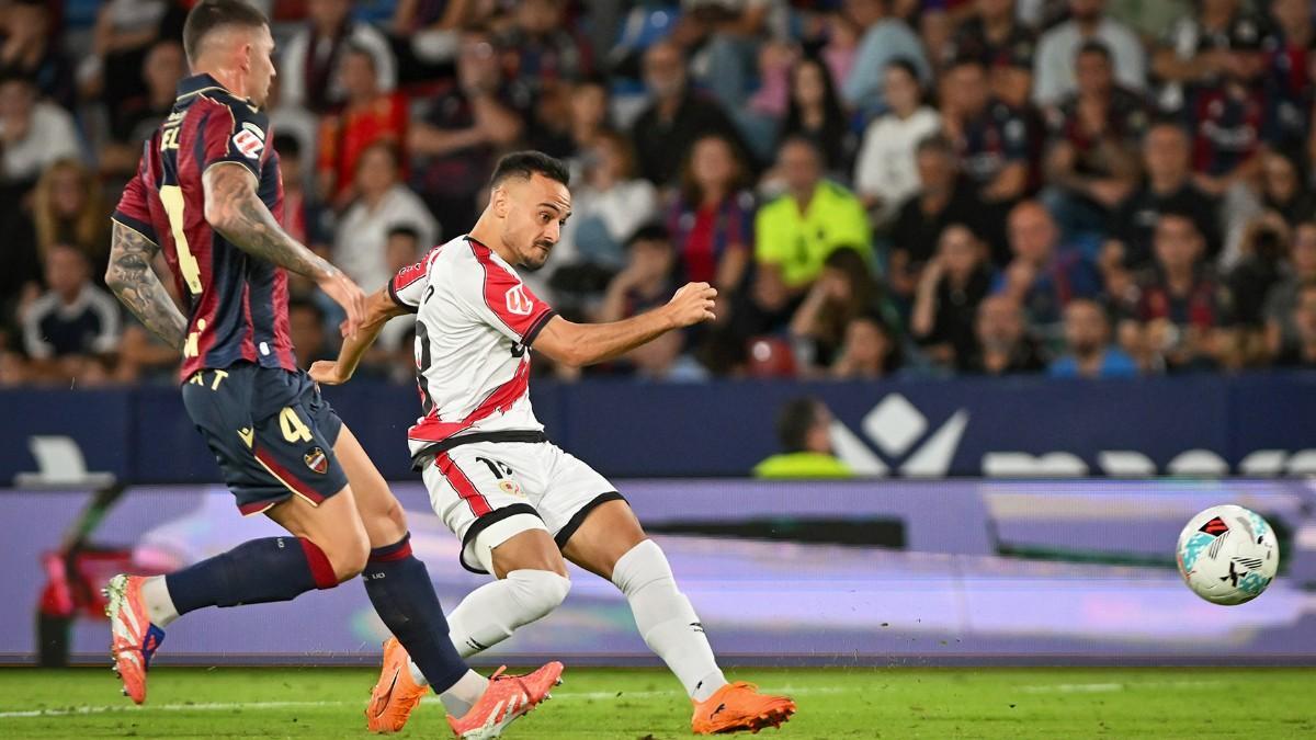 Álvaro García, en una acción ante el Levante