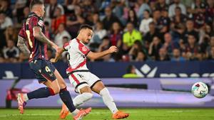 Álvaro García, en una acción ante el Levante