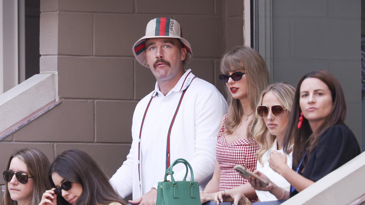 La cantante Taylor Swift con su novio Travis Kelce durante la final del abierto de Estados Unidos.