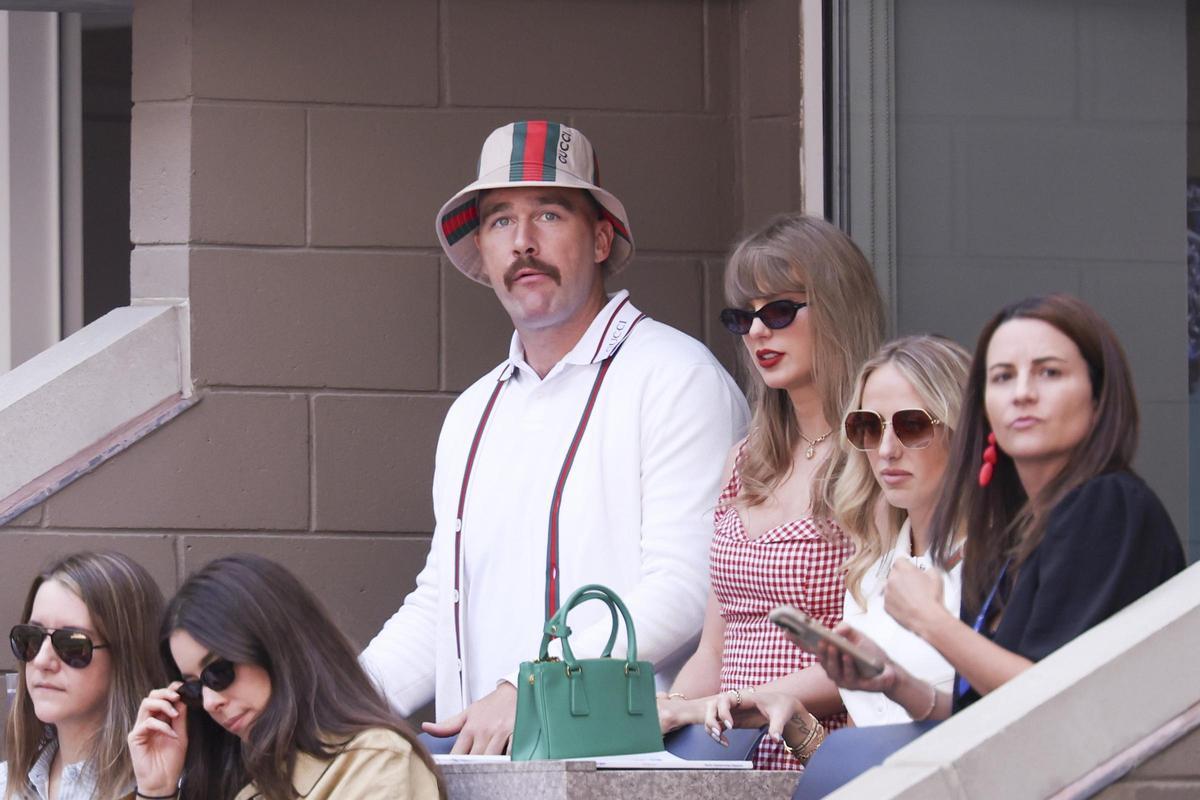 La cantante Taylor Swift con su novio Travis Kelce durante la final del abierto de Estados Unidos.
