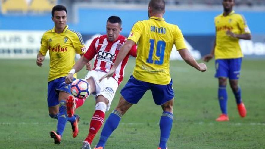 Aday Benítez, entre Álvaro García i Alfredo Ortuño, durant el Cadis-Girona de la primera volta .