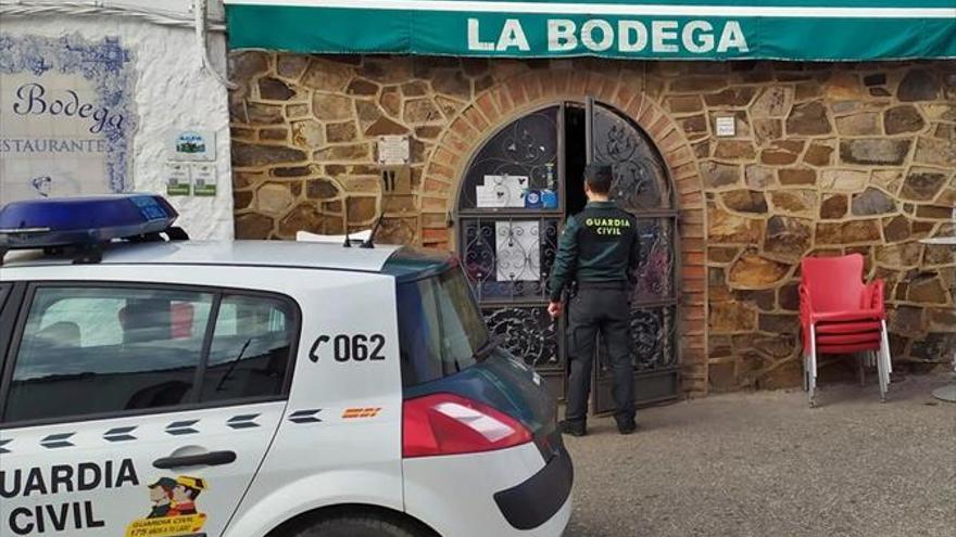 Vecinos logran retener a dos de los cuatro ladrones que robaban en un restaurante