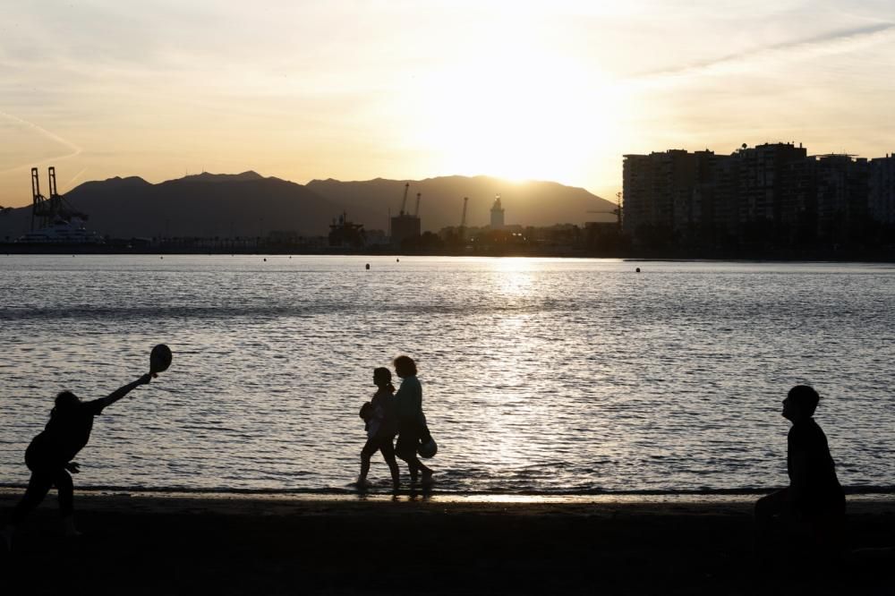 Atardecer en las playas de Málaga en noviembre.