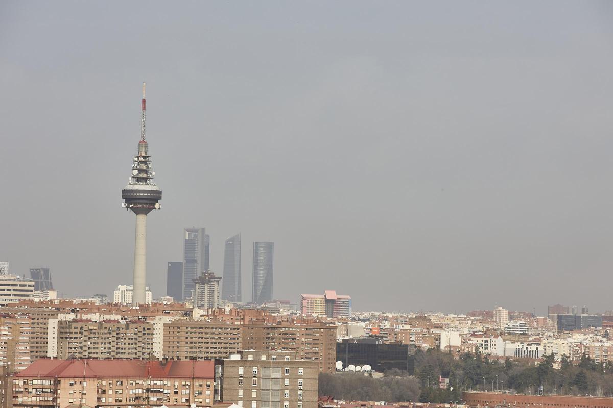 El edificio de Torrespaña, con el barrio de Moratalaz en primer término.