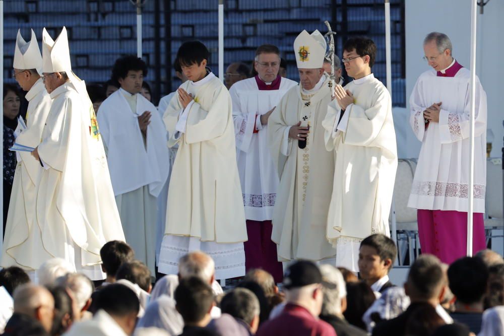 El papa celebró hoy una misa para la pequeña comunidad católica japonesa en la ciudad de Nagasaki, símbolo tanto del martirio de los cristianos en el pasado como de la bomba atómica.