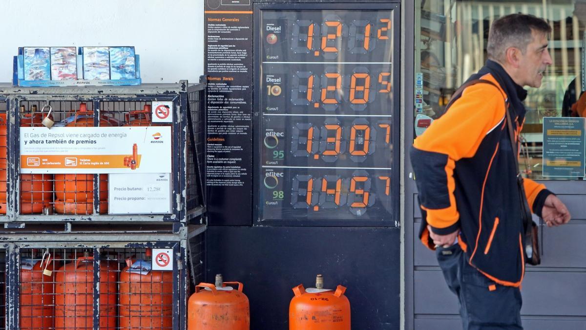 Bombonas de butano en una estación de servicio de Repsol en Vigo.