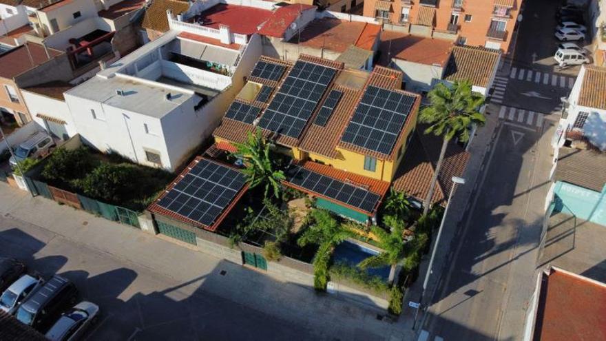 Una vivienda de Canet con paneles solares. | LEVANTE-EMV