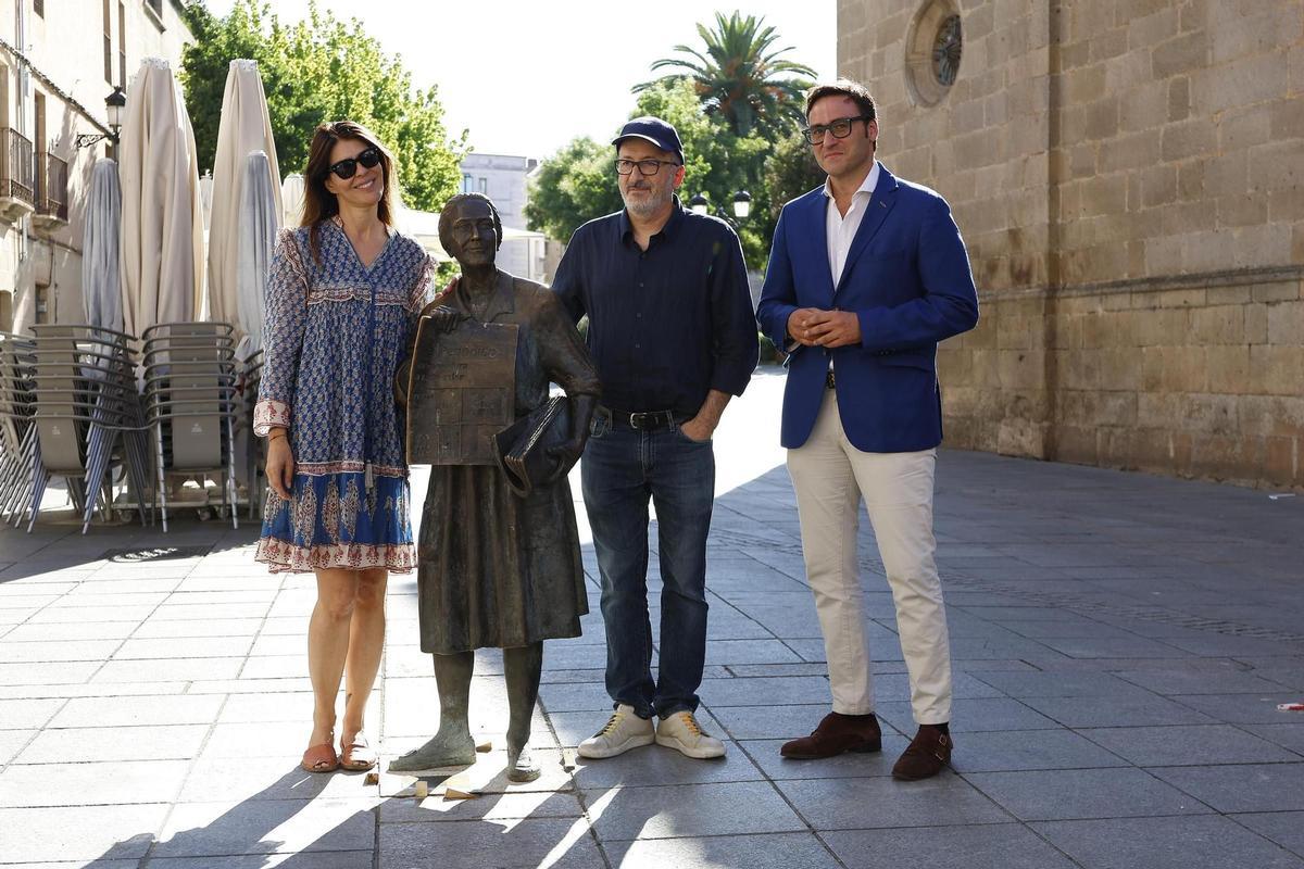 La escultura, el día que fue recolocada en 2023, con María Acedo, de El Periódico Extremadura; el autor, José Antonio Calderón ‘Silos’; y el concejal de Cultura, Jorge Suárez.