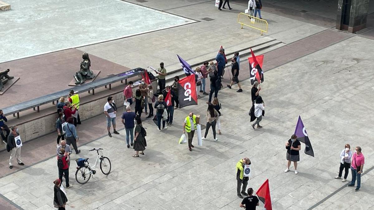 Concentración de la Plataforma de Trabajadores Temporales del Ayuntamiento de Zaragoza este viernes, en la plaza del Pilar, durante el pleno.