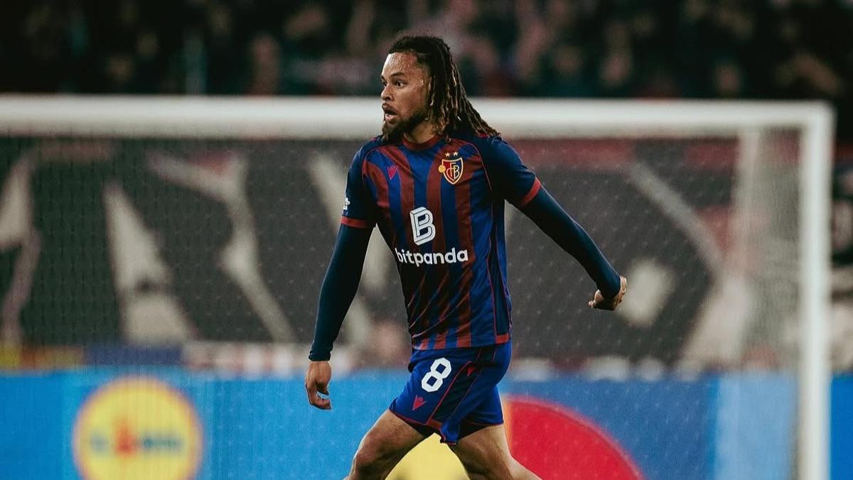 Koba Koindredi con la camiseta del Basilea.