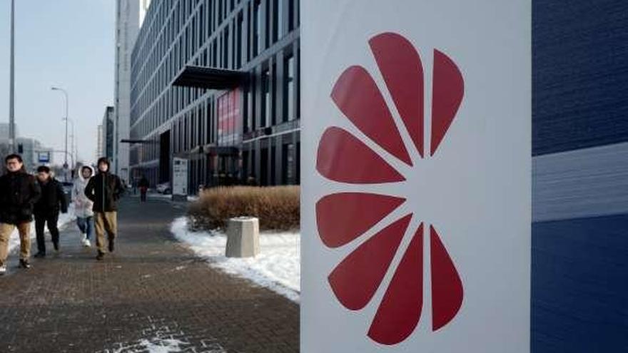 Logo de Huawei ante sus oficinas en Varsovia. // Reuters