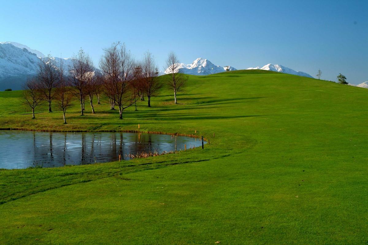 Un rincón del campo de golf llanisco.