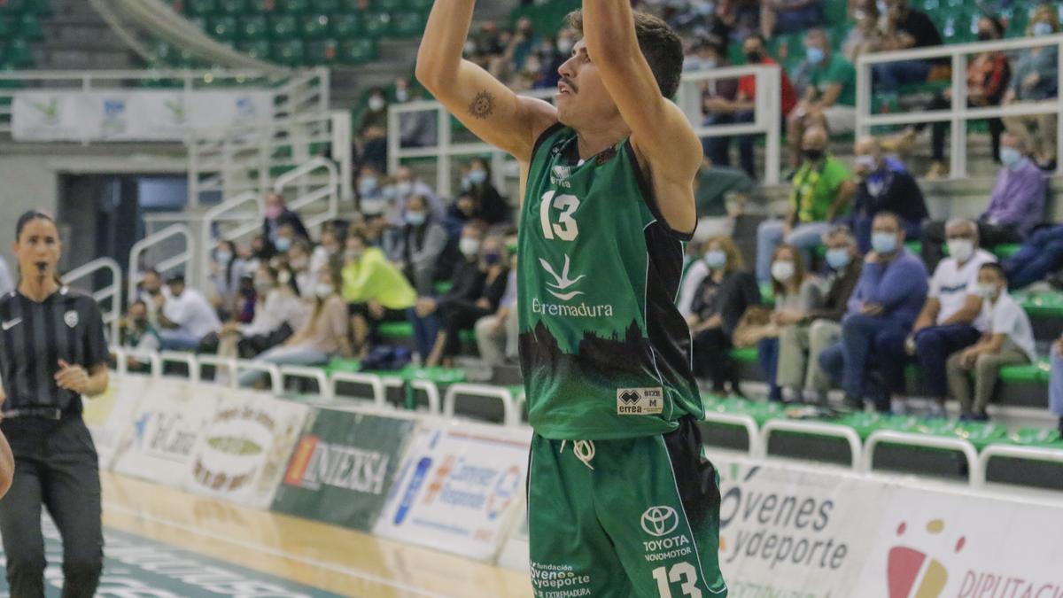 Jaume Lobo, en uno de los cuatro triples que anotó el pasado domingo ante el Huesca.