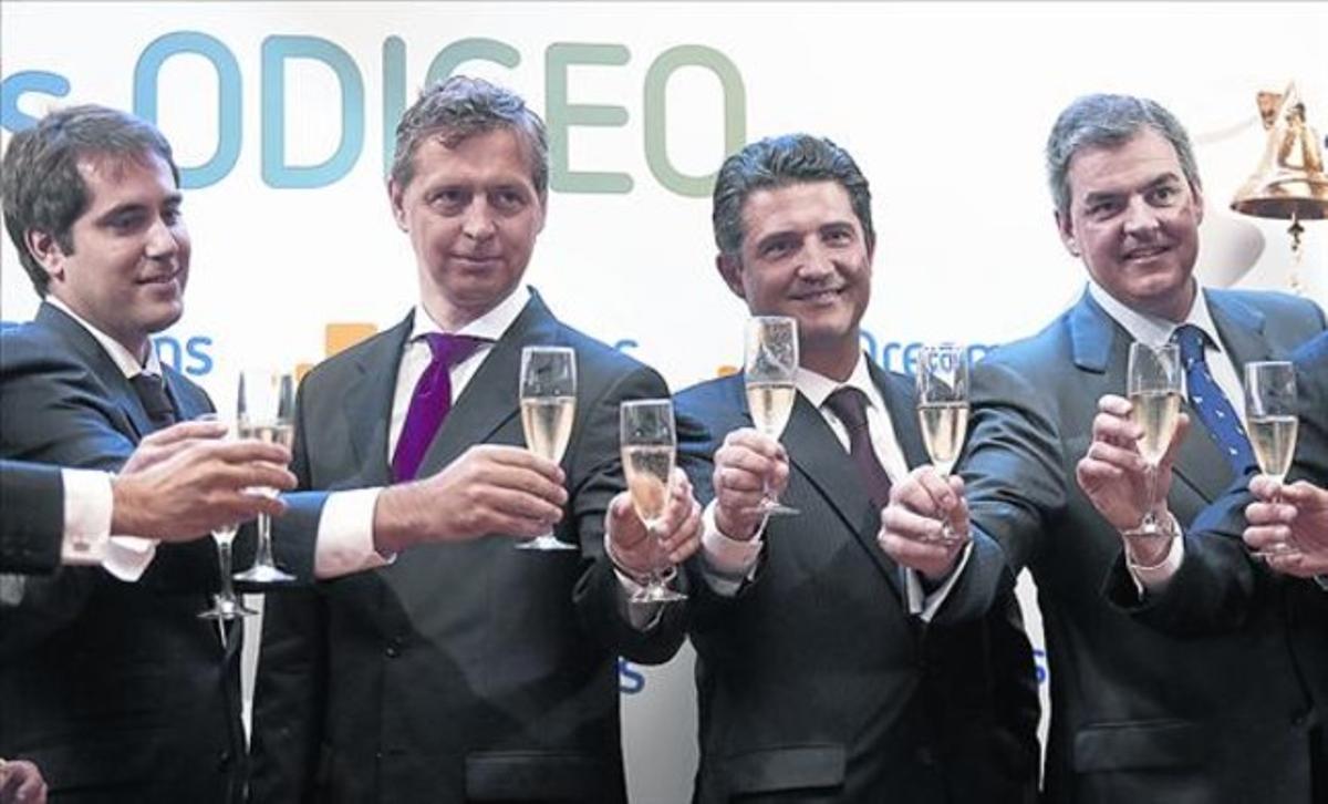 El fundador d’eDreams, Javier Pérez-Tenessa, segon per l’esquerra, brinda ahir, a la Borsa de Madrid. El fundador d’eDreams, Javier Pérez-Tenessa, segon per l’esquerra, brinda ahir, a la Borsa de Madrid.