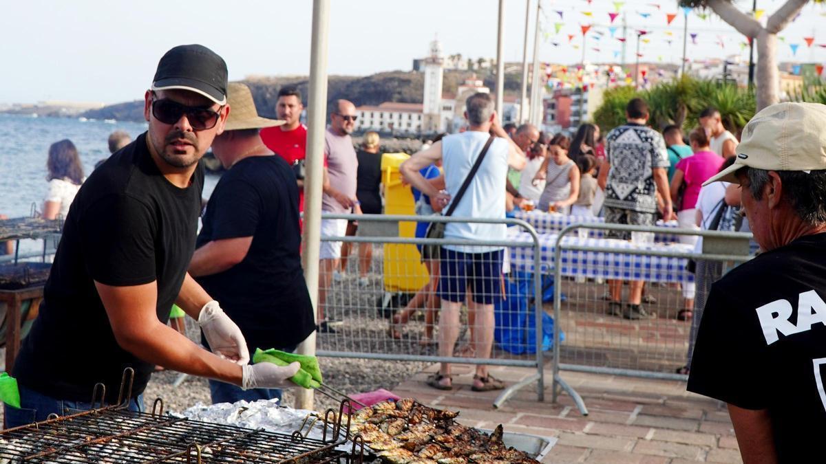 Una edición anterior de la sardinada del Carmen.