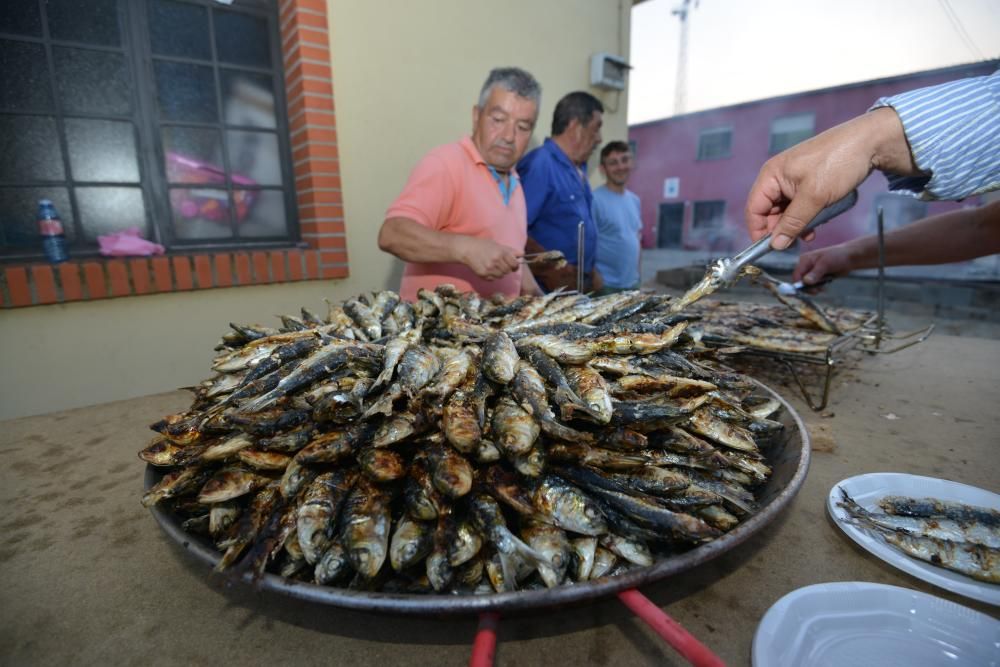 Cientos de personas de toda la comarca acudieron al recinto de A Reiboa para celebran San Xoán entre sardinas, atracciones y fuego.