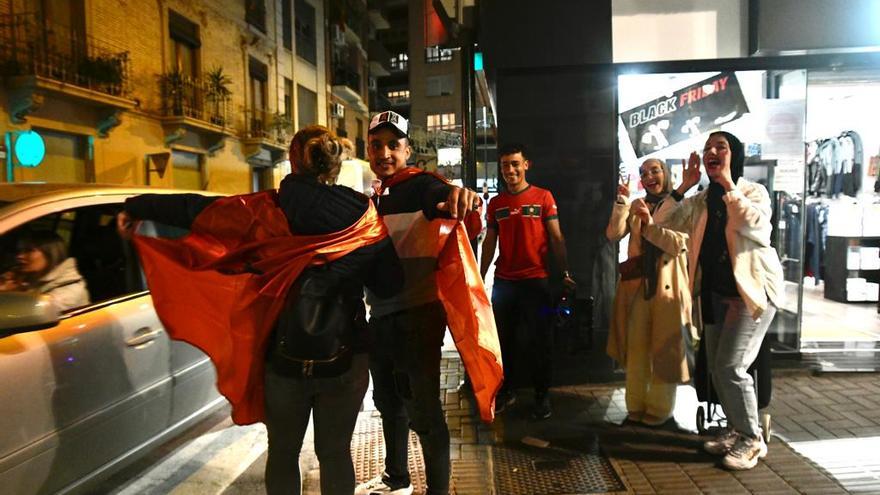 Personas celebran en una calle del barrio del Carmen la victoria de Marruecos en el partido contra Canadá.