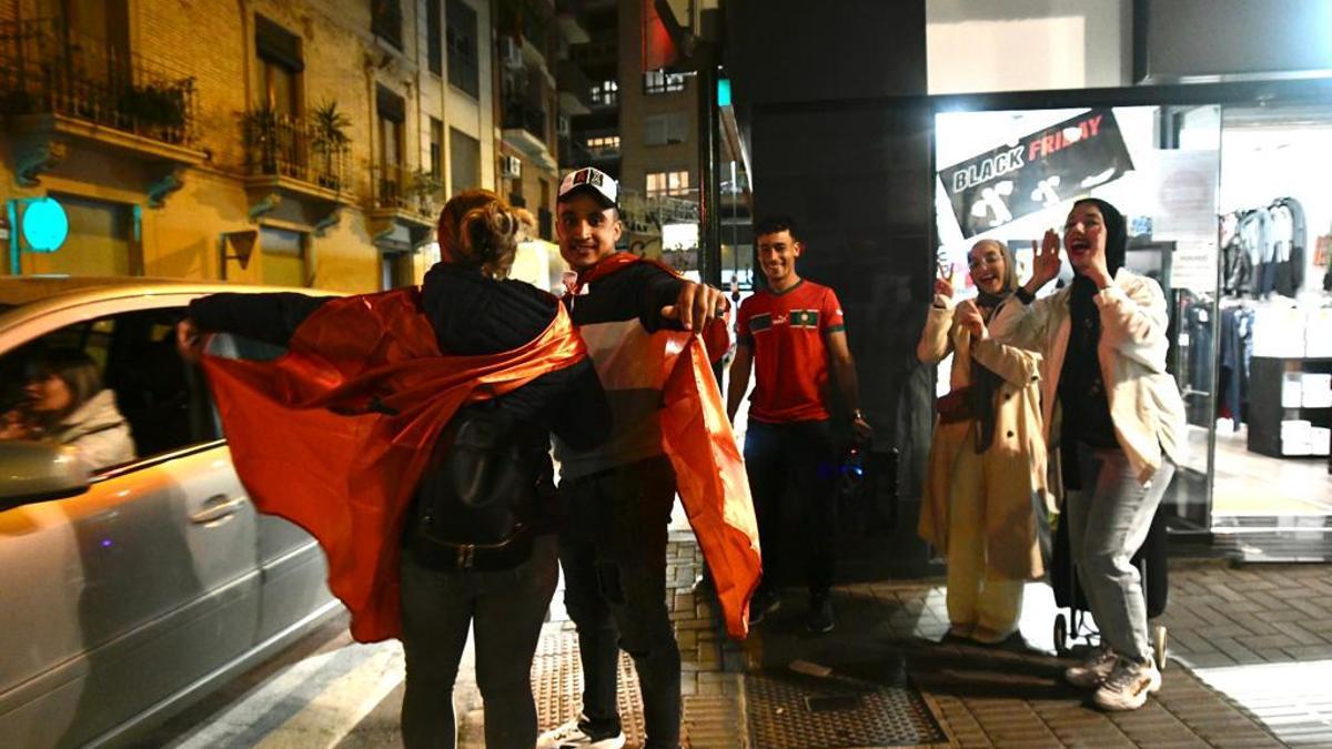 Personas celebran en una calle del barrio del Carmen la victoria de Marruecos en el partido contra Canadá.