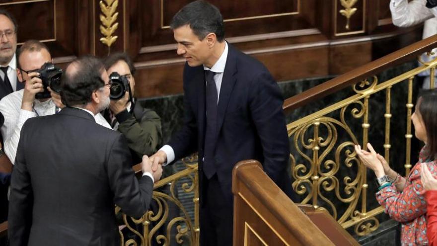 Rajoy saludant Sánchez, ahir al Congrés.