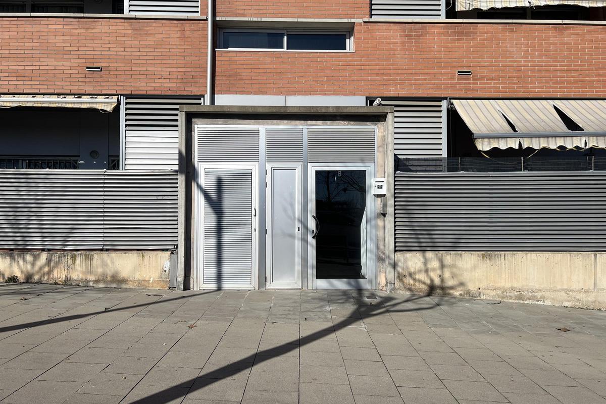 Porta d’entrada de l’edifici on han passat els fets.