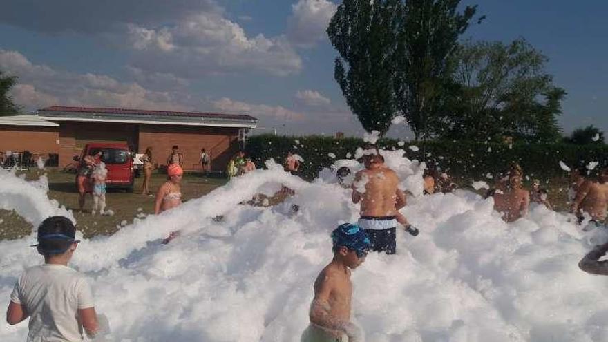 Fiesta de la espuma en Fuentes de Ropel.