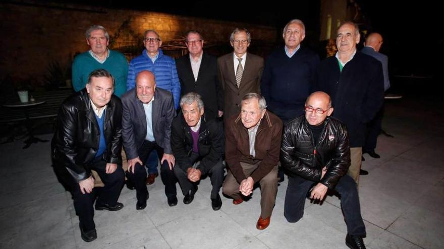 La &quot;vieja guardia&quot; del real avilés. De pie, Huergo, Fito, Alber, Miguel Ángel, Monchi y Sanjuán; agachados, Gallego, Salagre, Trilles, Luis Bellón y Emiliano.