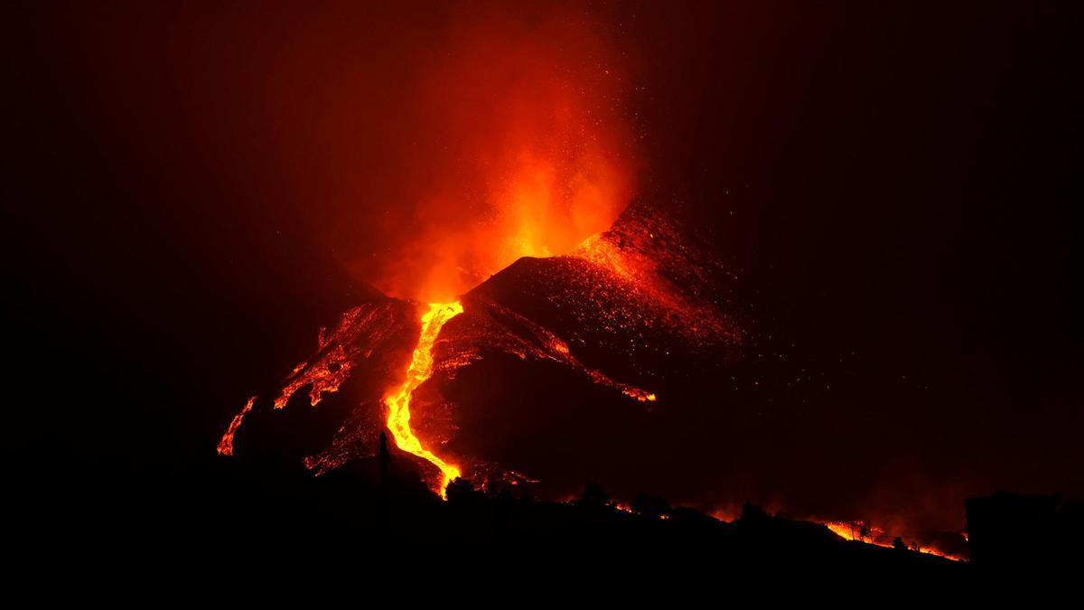 Una de las bocas eruptivas del volcán de Cumbre Vieja, a 10 de octubre de 2021, en La Palma, Canarias (España)