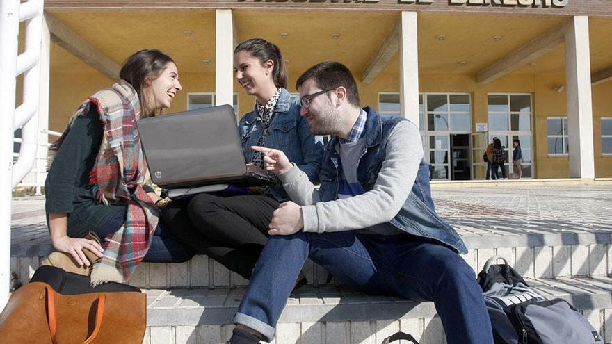 Estudiar una carrera en Andalucía es más barato.