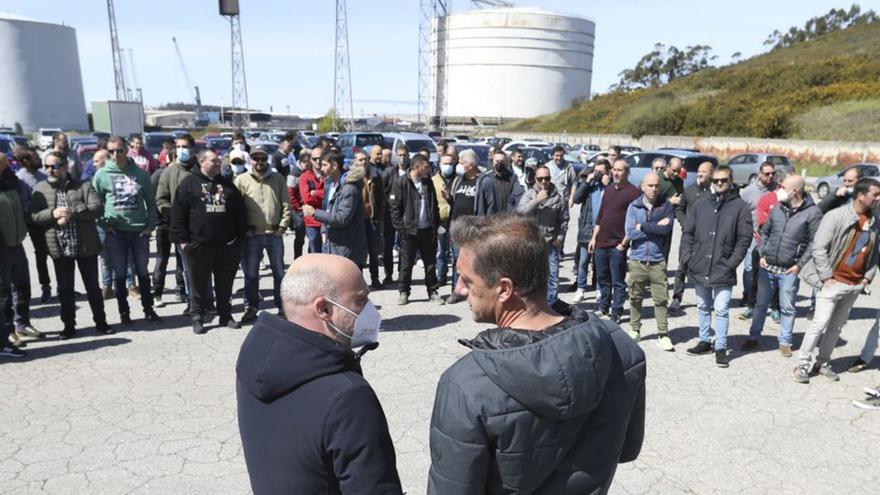 La última asamblea de trabajadores en Alu Ibérica, el 6 de abril de 2022, frente a las instalaciones fabriles de San Balandrán. | Ricardo Solís