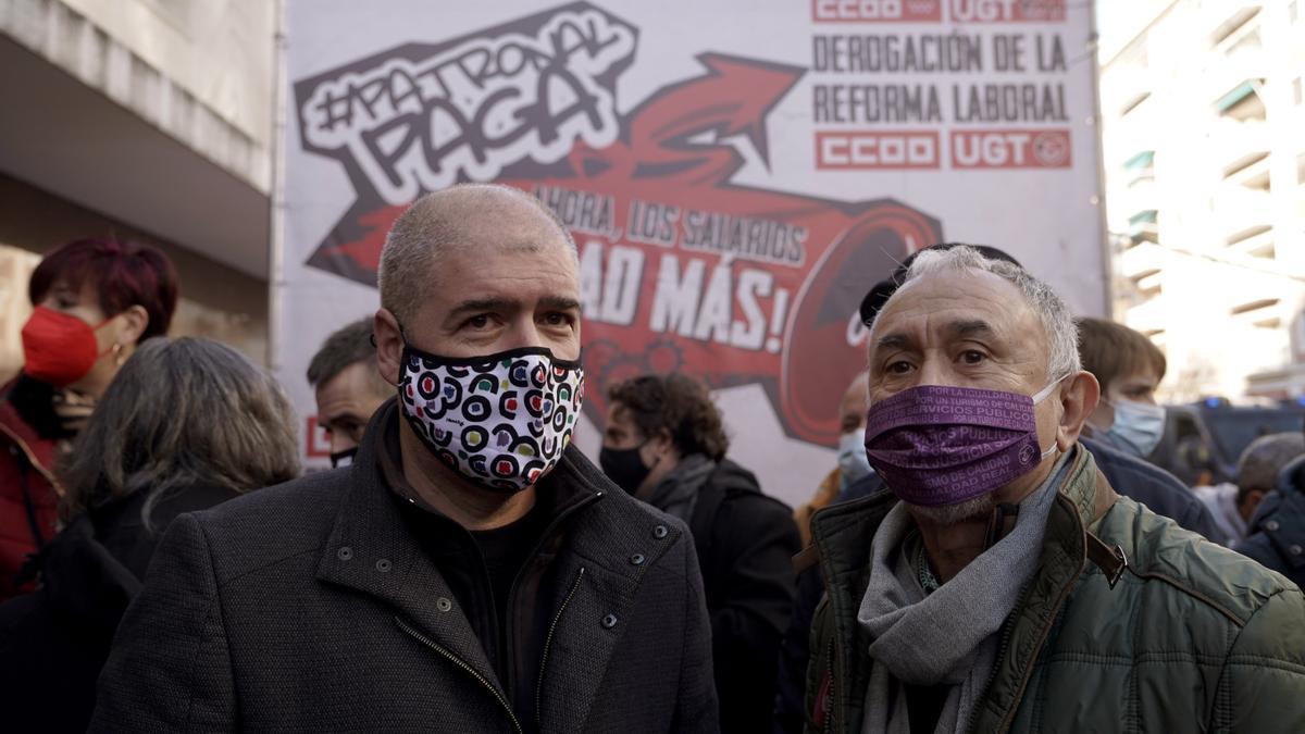 Los secretarios generales de CCOO y UGT, Unai Sordo y Pepe Álvarez, participan en una concentración frente a la sede de la CEOE ) para reivindicar mejoras salariales. FOTO JOSÉ LUIS ROCA