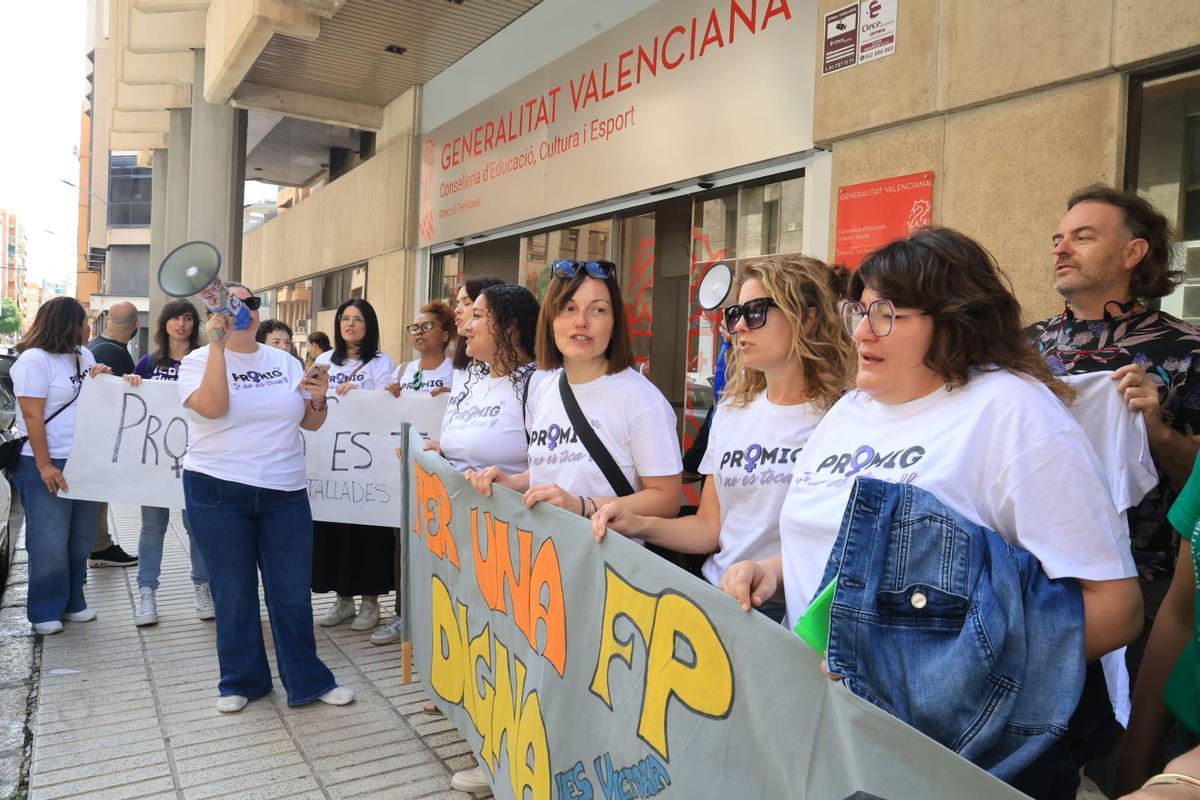 Concentración en la Dirección Territorial de Educación en Alicante por el recorte de ciclos de FP