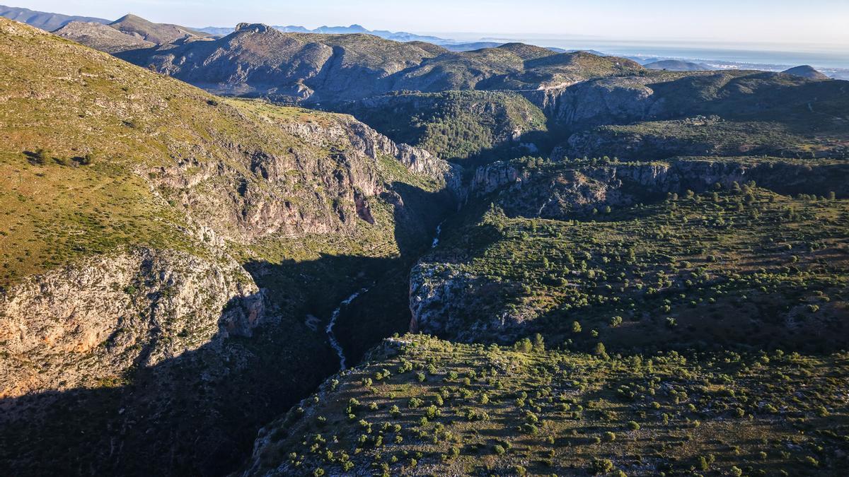 El cauce del río Ebo por donde pasa esta ruta de senderismo