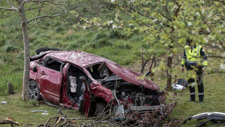 Estado en el que quedó el vehículo tras el accidente mortal en Xove. |   // EMILIO PÉREZ