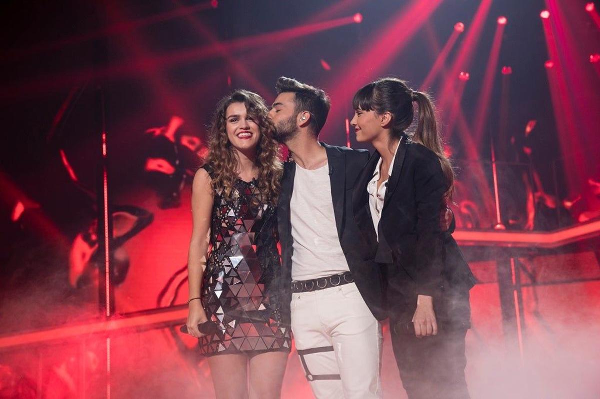 Amaia junto a Agoney y Aitana con un diseño creado especialmente para ella firmado por Gustavo Adolfo Tarí