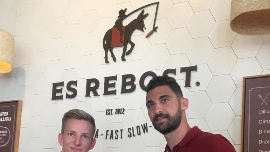 Patrick Messow posa junto a Arturo Rodríguez en la presentación del nuevo jugador del Atlético Baleares