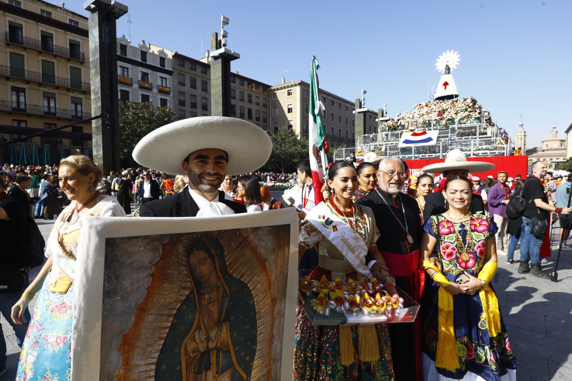 En imágenes | La Ofrenda de Flores a la Virgen del Pilar 2023 (I)